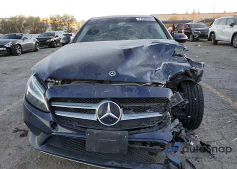 2019 Mercedes-Benz C 300 z USA, uszkodzony, nr VIN 55SWF8DB6KU313205